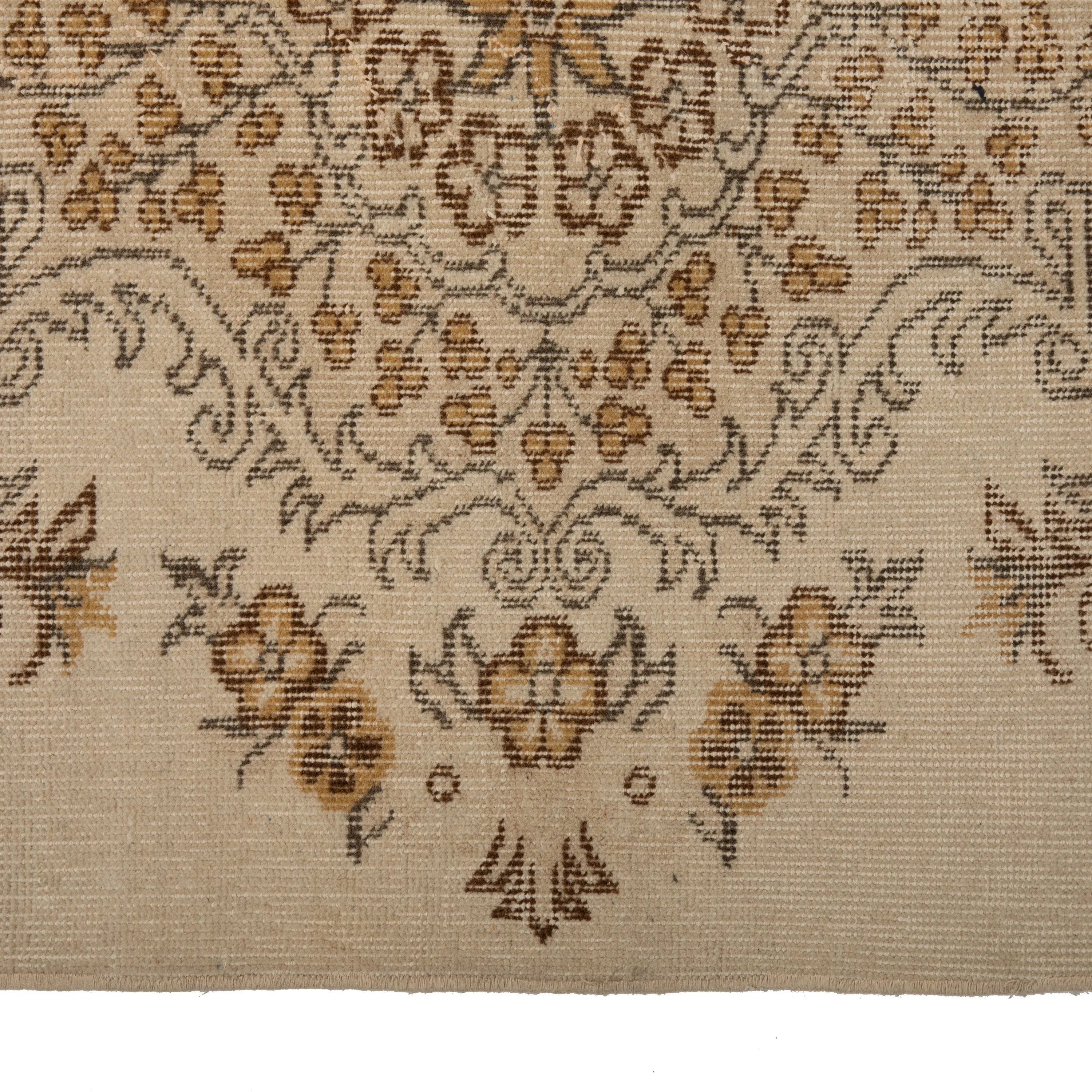 Ivory Traditional Wool Runner - 3'1" x 23'1"